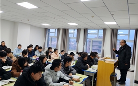 校長李海軍深入聯(lián)系班級、宿舍、課堂與學生談?chuàng)敗⒃挸砷L